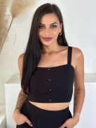 Lenvászon hatású, nem rugalmas anyagú szett. Rövid derekú, díszgombos, hátán gumírozott, magas, gumis derekú, zsebes rövidnadrággal. A Modell S/M méretet visel.