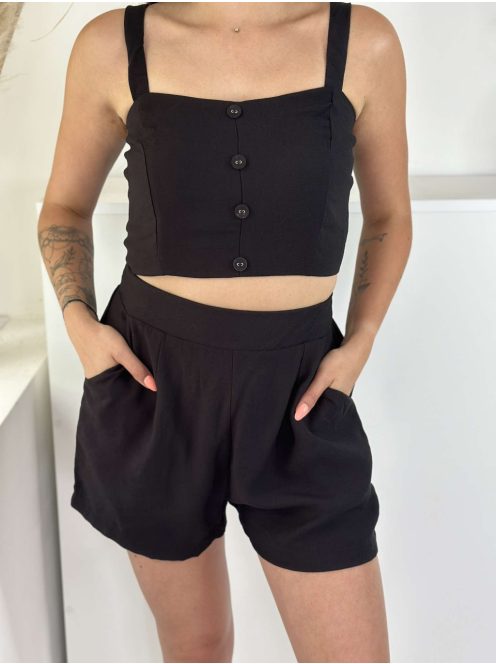 Lenvászon hatású, nem rugalmas anyagú szett. Rövid derekú, díszgombos, hátán gumírozott, magas, gumis derekú, zsebes rövidnadrággal. A Modell S/M méretet visel.