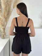 Lenvászon hatású, nem rugalmas anyagú szett. Rövid derekú, díszgombos, hátán gumírozott, magas, gumis derekú, zsebes rövidnadrággal. A Modell S/M méretet visel.