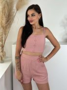 Lenvászon hatású, nem rugalmas anyagú szett. Rövid derekú, díszgombos, hátán gumírozott, magas, gumis derekú, zsebes rövidnadrággal. A Modell S/M méretet visel.