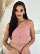 Lenvászon hatású, nem rugalmas anyagú szett. Rövid derekú, díszgombos, hátán gumírozott, magas, gumis derekú, zsebes rövidnadrággal. A Modell S/M méretet visel.