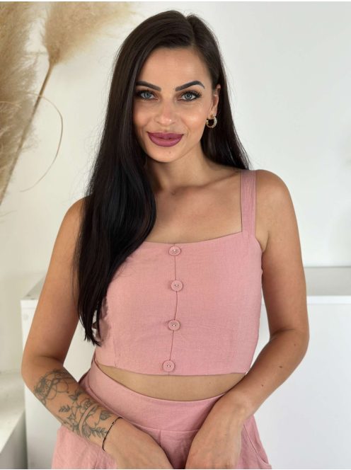 Lenvászon hatású, nem rugalmas anyagú szett. Rövid derekú, díszgombos, hátán gumírozott, magas, gumis derekú, zsebes rövidnadrággal. A Modell S/M méretet visel.