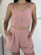 Lenvászon hatású, nem rugalmas anyagú szett. Rövid derekú, díszgombos, hátán gumírozott, magas, gumis derekú, zsebes rövidnadrággal. A Modell S/M méretet visel.