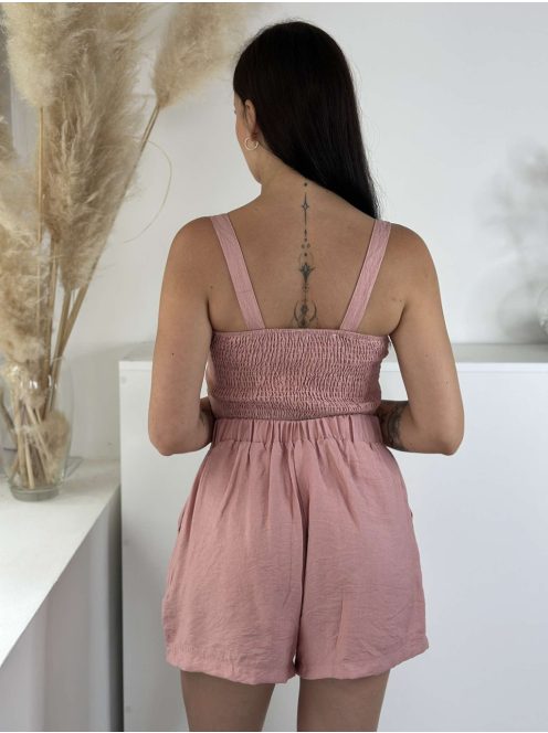 Lenvászon hatású, nem rugalmas anyagú szett. Rövid derekú, díszgombos, hátán gumírozott, magas, gumis derekú, zsebes rövidnadrággal. A Modell S/M méretet visel.