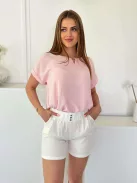 Rugalmas anyagú, lenvászon hatású, magas, gumis derekú, zsebes rövidnadrág. A modell S/M méretet visel. (S-XXL méretekben)