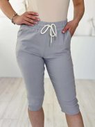 Extra rugalmas, magas, gumis derekú, zsebes, 3/4-es nadrág. A Modell S/M méretet visel. (S-XXL méretekben.)