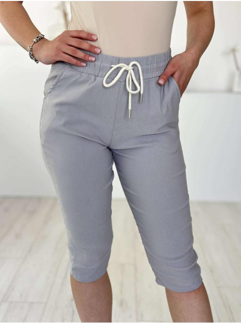 Extra rugalmas, magas, gumis derekú, zsebes, 3/4-es nadrág. A Modell S/M méretet visel. (S-XXL méretekben.)