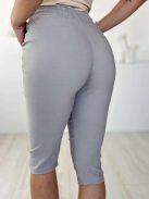 Extra rugalmas, magas, gumis derekú, zsebes, 3/4-es nadrág. A Modell S/M méretet visel. (S-XXL méretekben.)