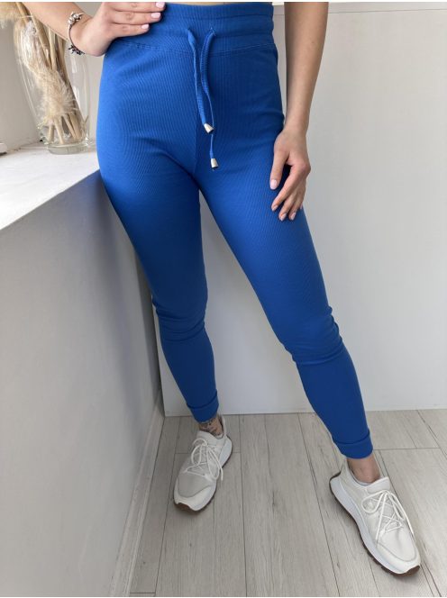 Extra rugalmas, bordás anyagú, magas, gumis derekú, megkötős nadrág. A Modell S/M méretet visel.