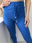 Extra rugalmas, bordás anyagú, magas, gumis derekú, megkötős nadrág. A Modell S/M méretet visel.