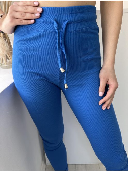 Extra rugalmas, bordás anyagú, magas, gumis derekú, megkötős nadrág. A Modell S/M méretet visel.