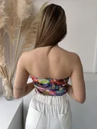 Rugalmas, mellrésznél gumis, dupla anyagú, mintás, pánt nélküli felső. (XS-M méretre ajánljuk.)