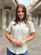 Lenge fazonú, zsebes, nem rugalmas anyagú, kockás ing. A Modell S méretet visel.