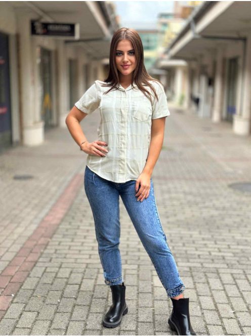 Lenge fazonú, zsebes, nem rugalmas anyagú, kockás ing. A Modell S méretet visel.