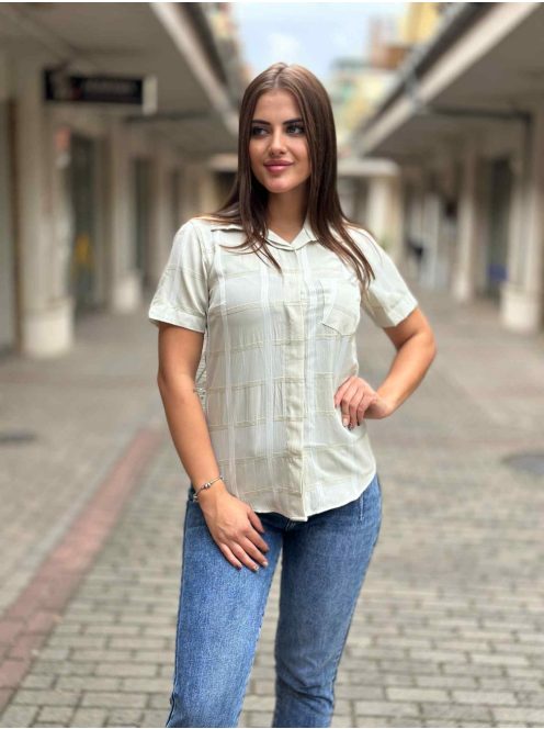 Lenge fazonú, zsebes, nem rugalmas anyagú, kockás ing. A Modell S méretet visel.