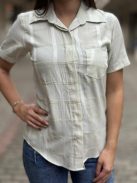 Lenge fazonú, zsebes, nem rugalmas anyagú, kockás ing. A Modell S méretet visel.