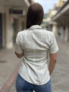 Lenge fazonú, zsebes, nem rugalmas anyagú, kockás ing. A Modell S méretet visel.