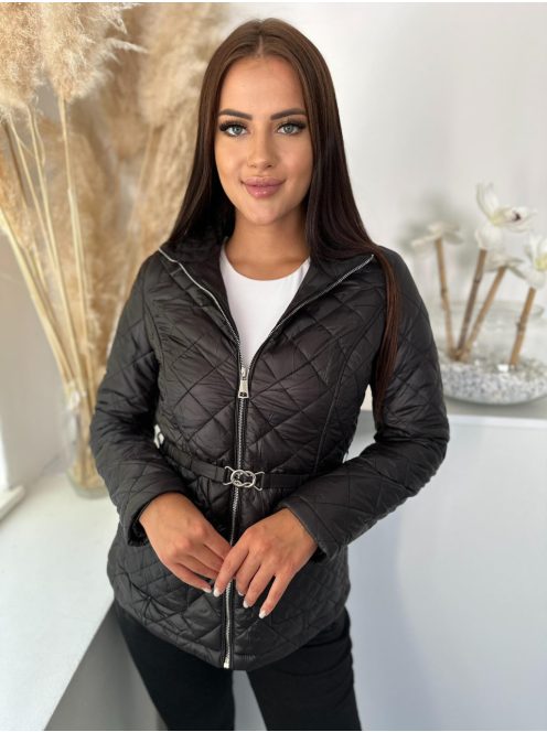 Steppelt, bélelt, zsebes, nem rugalmas, átmeneti kabát övvel. A Modell S méretet visel. (S-XXL méretekben.)