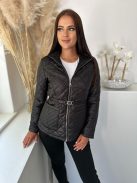 Steppelt, bélelt, zsebes, nem rugalmas, átmeneti kabát övvel. A Modell S méretet visel. (S-XXL méretekben.)