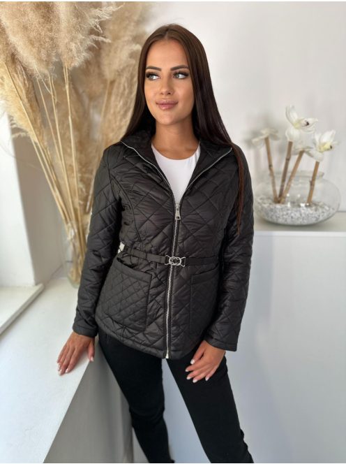 Steppelt, bélelt, zsebes, nem rugalmas, átmeneti kabát övvel. A Modell S méretet visel. (S-XXL méretekben.)