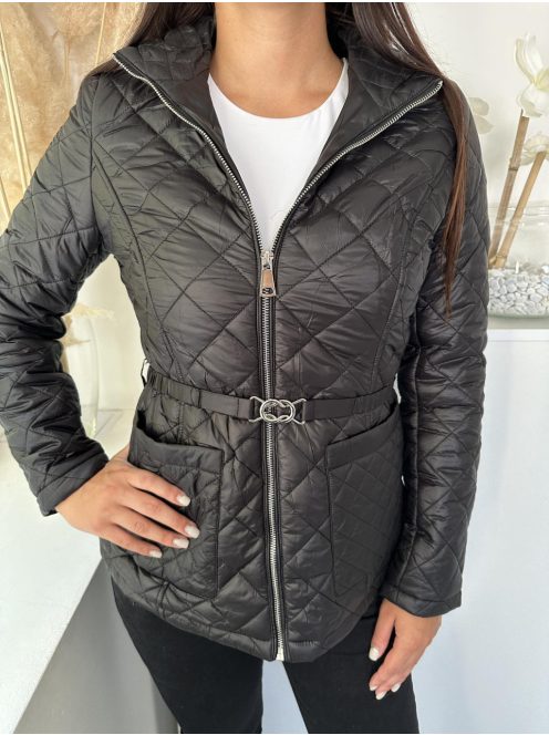 Steppelt, bélelt, zsebes, nem rugalmas, átmeneti kabát övvel. A Modell S méretet visel. (S-XXL méretekben.)