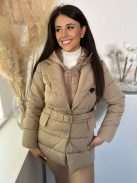 Steppelt, bélelt, kapucnis, zsebes, nem rugalmas anyagú, átmeneti, őszi kabát övvel. A Modell S méretet visel. (S-XL méretekben.)