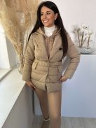 Steppelt, bélelt, kapucnis, zsebes, nem rugalmas anyagú, átmeneti, őszi kabát övvel. A Modell S méretet visel. (S-XL méretekben.)