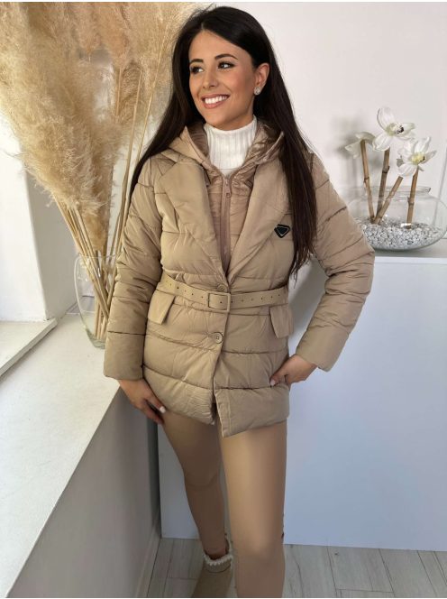 Steppelt, bélelt, kapucnis, zsebes, nem rugalmas anyagú, átmeneti, őszi kabát övvel. A Modell S méretet visel. (S-XL méretekben.)