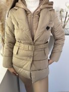 Steppelt, bélelt, kapucnis, zsebes, nem rugalmas anyagú, átmeneti, őszi kabát övvel. A Modell S méretet visel. (S-XL méretekben.)