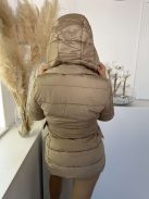 Steppelt, bélelt, kapucnis, zsebes, nem rugalmas anyagú, átmeneti, őszi kabát övvel. A Modell S méretet visel. (S-XL méretekben.)