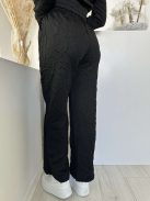 Kétrészes melegítő szett. Nem rugalmas anyagú, rövid, gumis derekú, kapucnis kardigán, magas, gumis derekú, zsebes nadrággal. A Modell S/M méretet visel. (S/M, L/XL és 2XL/3XL méretekben.)