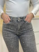 Kövekkel díszített farmer