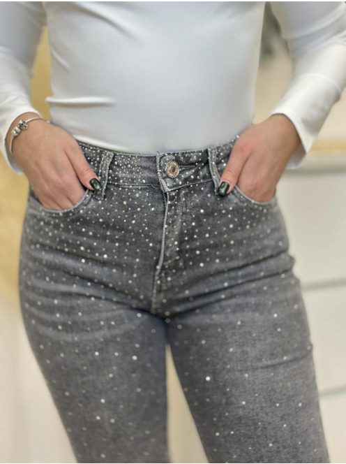 Kövekkel díszített farmer