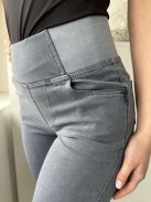 Extra rugalmas, magas, gumis derekú, zsebes, csinos, tavaszi, farmerhatású leggings. A Modell M/L méretet visel. (M/L és XL/XXL méretekben.)