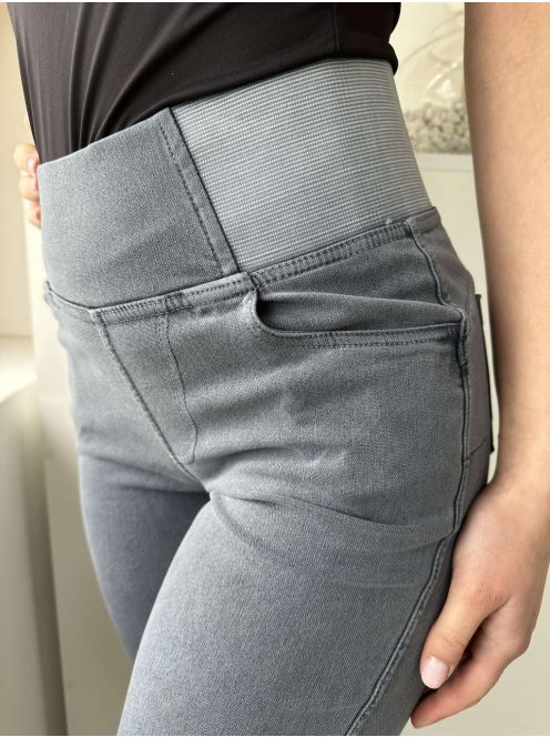 Extra rugalmas, magas, gumis derekú, zsebes, csinos, tavaszi, farmerhatású leggings. A Modell M/L méretet visel. (M/L és XL/XXL méretekben.)