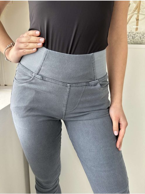 Extra rugalmas, magas, gumis derekú, zsebes, csinos, tavaszi, farmerhatású leggings. A Modell M/L méretet visel. (M/L és XL/XXL méretekben.)