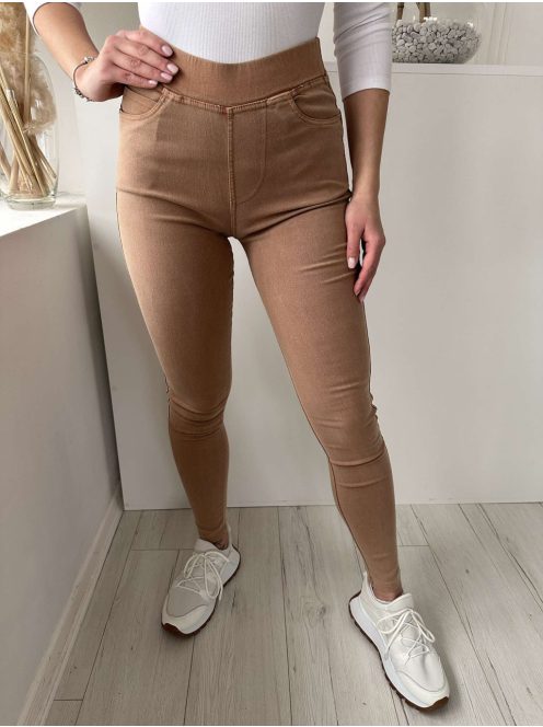 Extra rugalmas anyagú, magas, gumis derekú, zsebes, farmer hatású nadrág. A Modell M/L méretet visel. (M/L és XL/XXL méretekben)