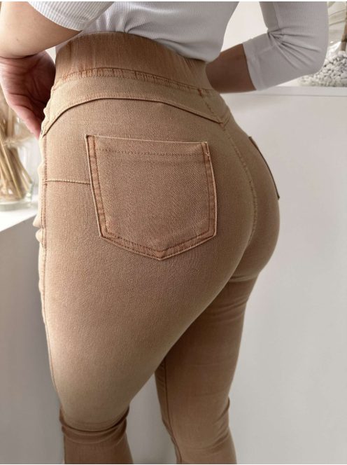 Extra rugalmas anyagú, magas, gumis derekú, zsebes, farmer hatású nadrág. A Modell M/L méretet visel. (M/L és XL/XXL méretekben)