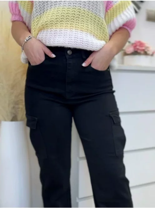 Extra rugalmas anyagú, magas derekú, oldalzsebes, egyenes szárú farmernadrág. A Modell S méretet visel. (XS-XL méretekben.)