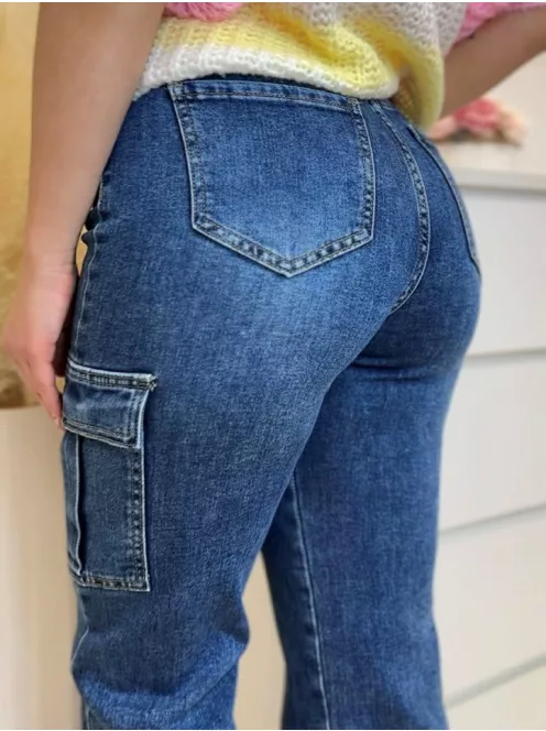 Extra rugalmas anyagú, magas derekú, oldalzsebes, egyenes szárú farmernadrág. A Modell S méretet visel. (XS-XL méretekben.)