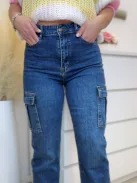 Extra rugalmas anyagú, magas derekú, oldalzsebes, egyenes szárú farmernadrág. A Modell S méretet visel. (XS-XL méretekben.)