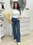 Kövekkel díszített farmer