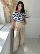 Rugalmas, puha anyagú, lenge fazonú, mintás blúz. A Modell M méretet visel. (M-4XL méretekben.)