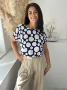 Rugalmas, puha anyagú, lenge fazonú, mintás blúz. A Modell M méretet visel. (M-4XL méretekben.)