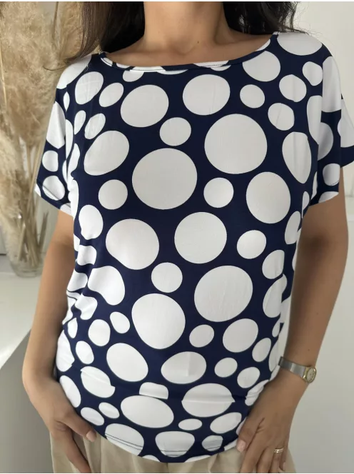 Rugalmas, puha anyagú, lenge fazonú, mintás blúz. A Modell M méretet visel. (M-4XL méretekben.)
