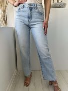 Magas derekú, kövekkel díszített, nem rugalmas anyagú, egyenes szárú, zsebes farmernadrág. A Modell S méretet visel. (XS-XL méretekben.)