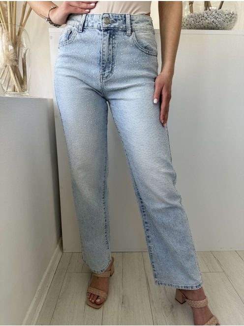 Magas derekú, kövekkel díszített, nem rugalmas anyagú, egyenes szárú, zsebes farmernadrág. A Modell S méretet visel. (XS-XL méretekben.)