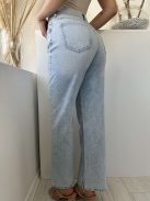 Magas derekú, kövekkel díszített, nem rugalmas anyagú, egyenes szárú, zsebes farmernadrág. A Modell S méretet visel. (XS-XL méretekben.)