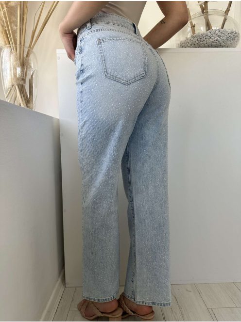 Magas derekú, kövekkel díszített, nem rugalmas anyagú, egyenes szárú, zsebes farmernadrág. A Modell S méretet visel. (XS-XL méretekben.)