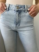 Magas derekú, kövekkel díszített, nem rugalmas anyagú, egyenes szárú, zsebes farmernadrág. A Modell S méretet visel. (XS-XL méretekben.)